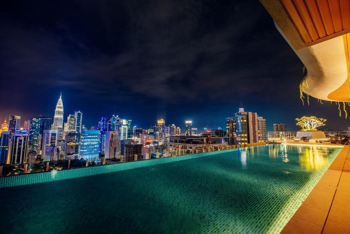 Ceylonz Suites By Mykey Kuala Lumpur Kültér fotó Infinity pool at the 39th floor of the hotel