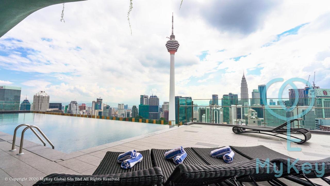 Ceylonz Suites By Mykey Kuala Lumpur Kültér fotó View of the Kuala Lumpur skyline from the pool deck