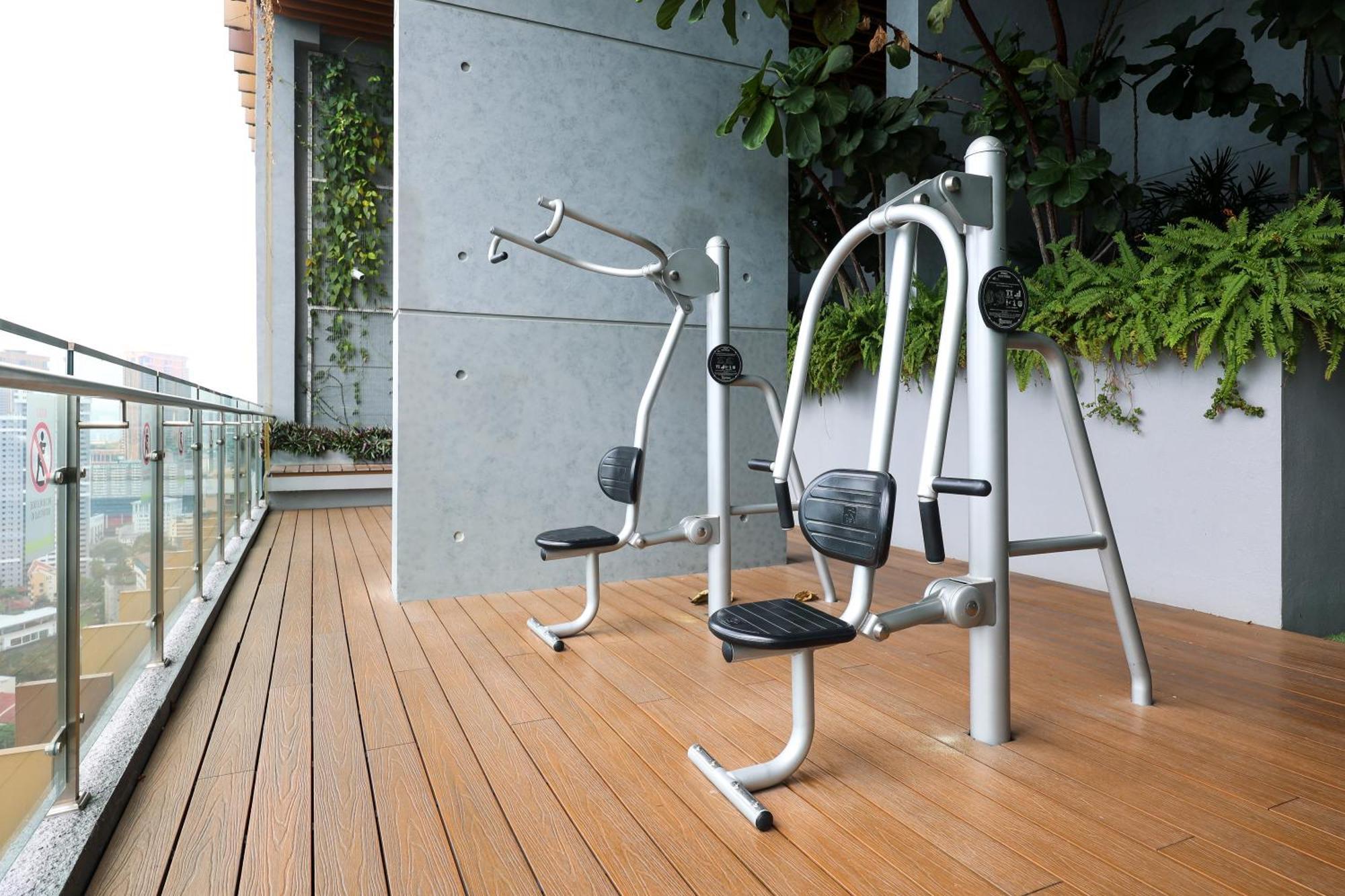 Ceylonz Suites By Mykey Kuala Lumpur Kültér fotó Outdoor gym equipment
