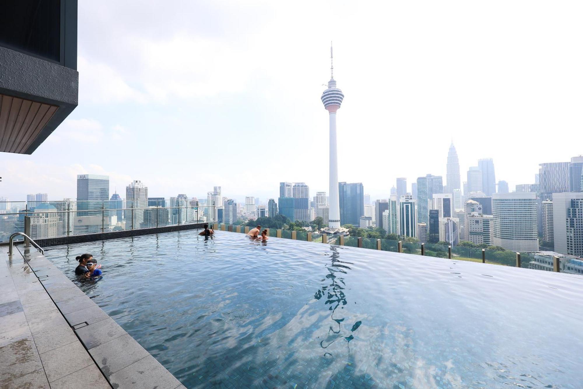 Ceylonz Suites By Mykey Kuala Lumpur Kültér fotó Infinity pool at the top of the tower